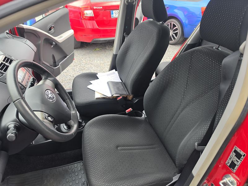 Toyota Yaris 1.0 VVTI Klimatizace  - fotka 10 z 16
