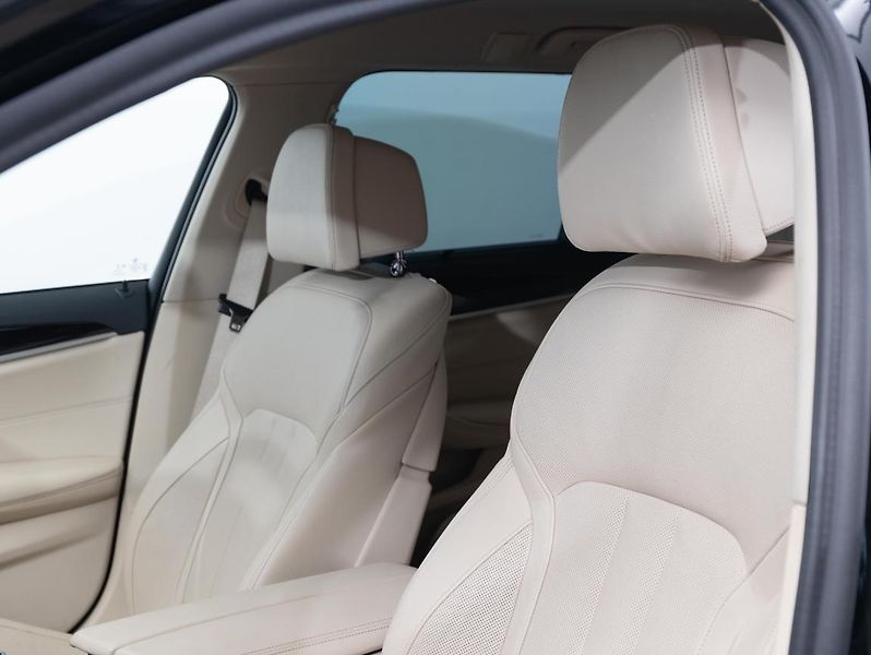 BMW Řada 5 540i xDrive Touring - fotka 19 z 22