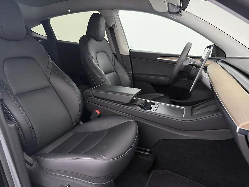 Tesla Model Y SR RWD LFP 220kW 1.Maj DPH - fotka 5 z 10