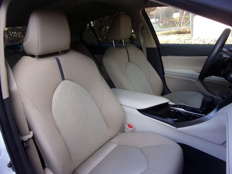 Toyota Camry 2.5i black white edition - fotka 14 z 18