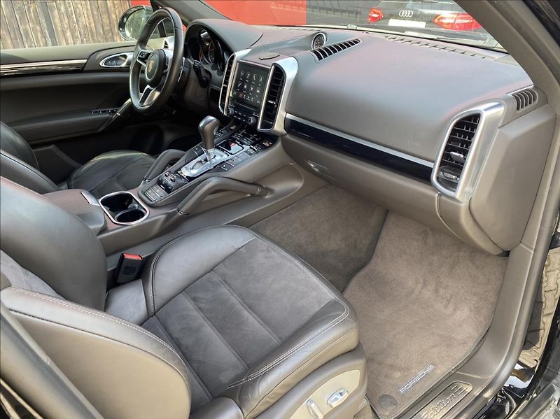 Porsche Cayenne 3,0 D  PLATINUM EDITION SPORT - fotka 23 z 44