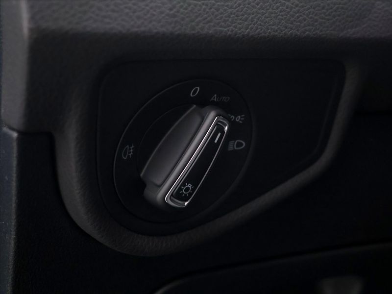 Volkswagen Touran 2,0 TDI 110kW R-Line DSG CZ - fotka 19 z 38
