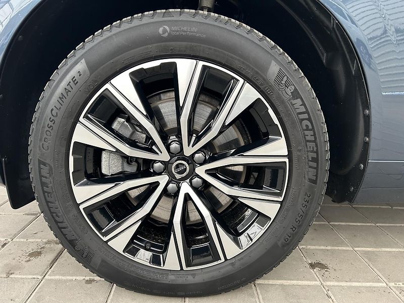 Volvo XC60 2.0 B4 4x4 PLUS  Black - fotka 10 z 28