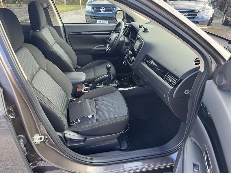 Mitsubishi Outlander (2021) 2.0i,MIVEC(110KW) DPH - fotka 27 z 40