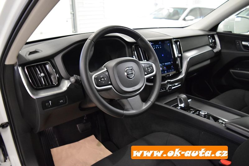 Volvo XC60 2.0 B4 AWD MOMENTUM 2022 - fotka 27 z 54