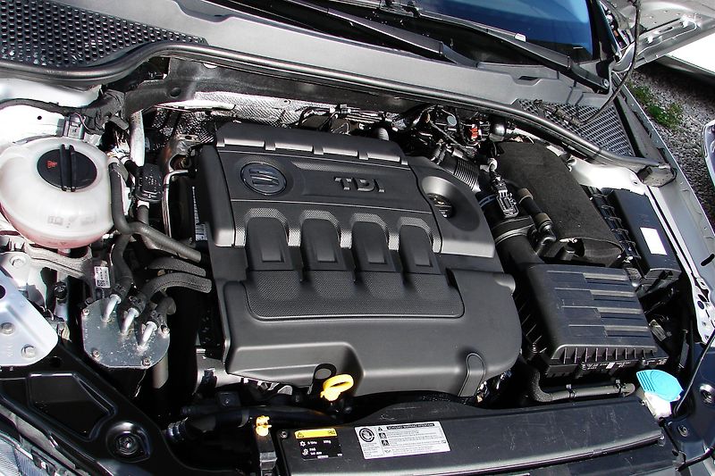 Seat Leon 1.6 TDi 110PS LED Navi-ZADÁN!  - fotka 35 z 42