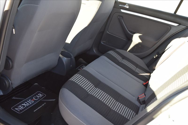 Volkswagen Golf 1,4 i 59KW NOVÁ STK ALU - fotka 15 z 35