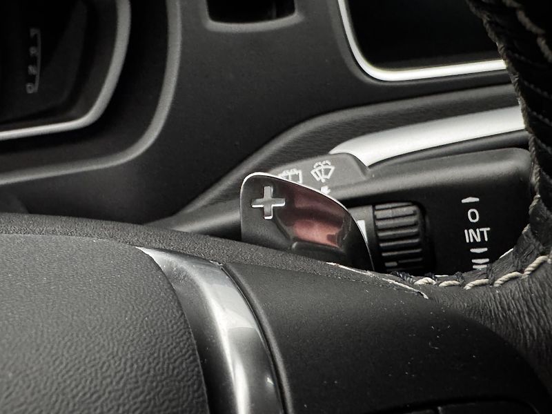 Volvo V40 T3 R-DESIGN AUT REZERVACE - fotka 31 z 47