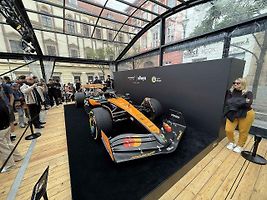 Vůz stáje McLaren obdivují fanoušci Formule 1 na brněnském Zelném trhu od soboty. Podívat se na něj mohou do úterý 27. května.