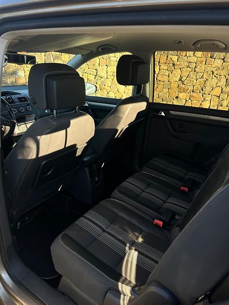 Volkswagen Touran (2012) - fotka 11 z 27