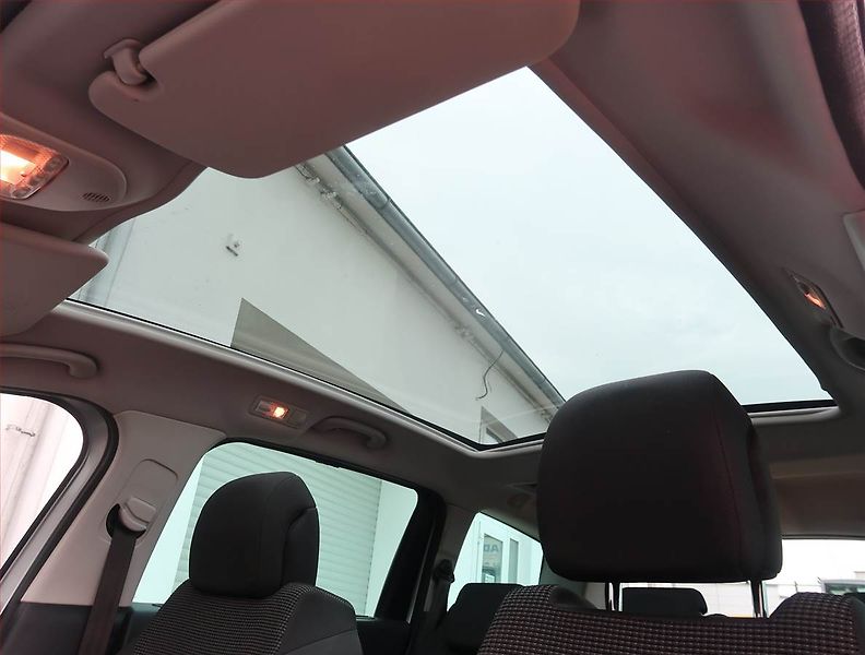 Peugeot 5008 (2011) 2.0 HDI, Navi, Tempomat - fotka 25 z 25