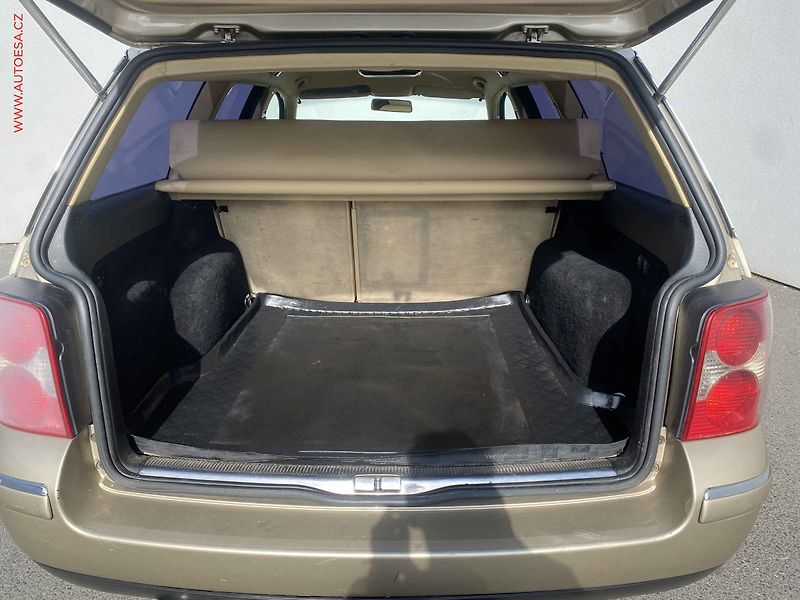 Volkswagen Passat (2001) 1.9TDi, ČR, AC, xenon, navi - fotka 7 z 19
