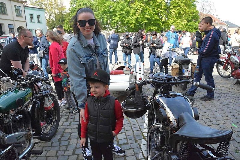 Stovka nablýskaných motocyklů a automobilů předválečné a meziválečné éry vyrazila v neděli z Horního náměstí v Přerově na spanilou jízdu regionem. Nejstarší účastnicí byla osmaosmdesátiletá Libuše Šulcová, která na trasu vyrazila na motocyklu BSA 770 se s