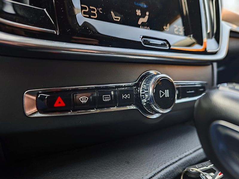Volvo V90 (2019) 2.0 D4 Momentum 140kW 8AT - fotka 28 z 43