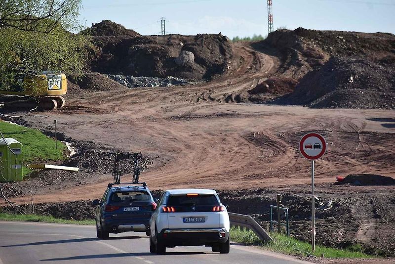 Stavba dálnice D11 v Královci 28. dubna 2025.