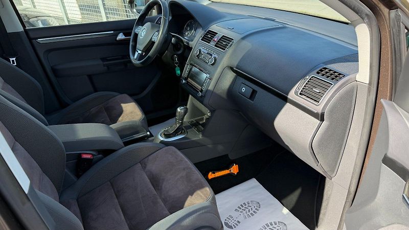 Volkswagen Touran (2011) 1.6TDi 77kW REZERVOVANO - fotka 17 z 23