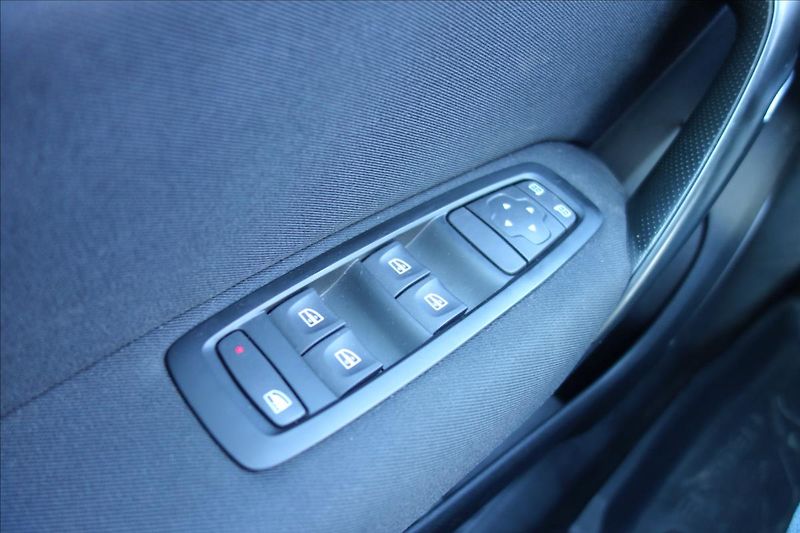 Renault Mégane 1,2 TCe,ČR,SERVIS.KN.,LIMITED. - fotka 29 z 36