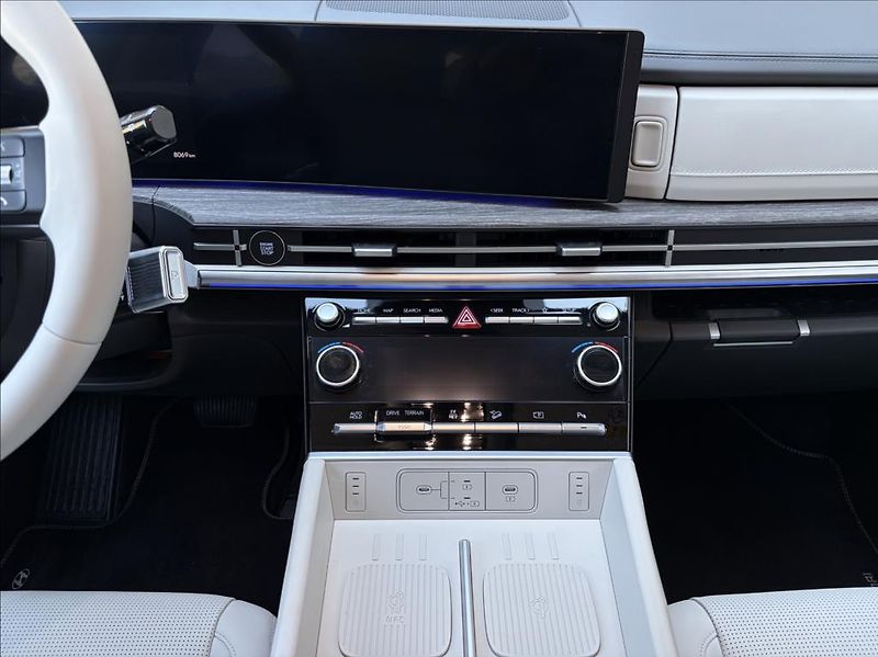 Hyundai Santa Fe 1,6 T PHEV 4x4 7M  Premium - fotka 13 z 24