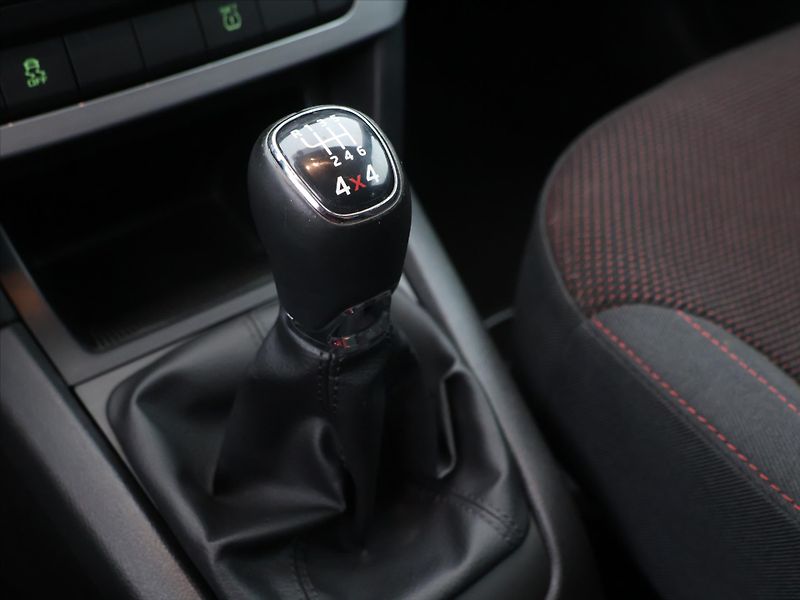 Škoda Yeti 2,0 TDI 4x4 Outdoor Xenon 1.Ma - fotka 19 z 27