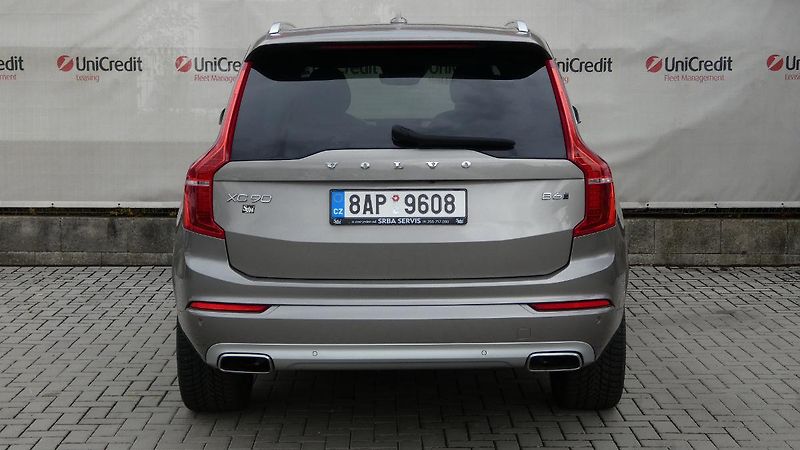 Volvo XC90 B6 AWD Momentum Pro Auto - fotka 4 z 27