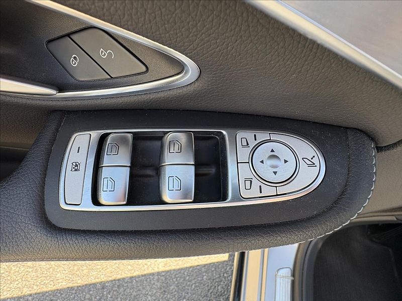 Mercedes-Benz Třídy C 2,0 220d 143kW 4M,AVG,Led,Pano - fotka 4 z 48