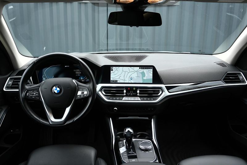 BMW Řada 3 330e xDrive, ACC, Tažné - fotka 17 z 39