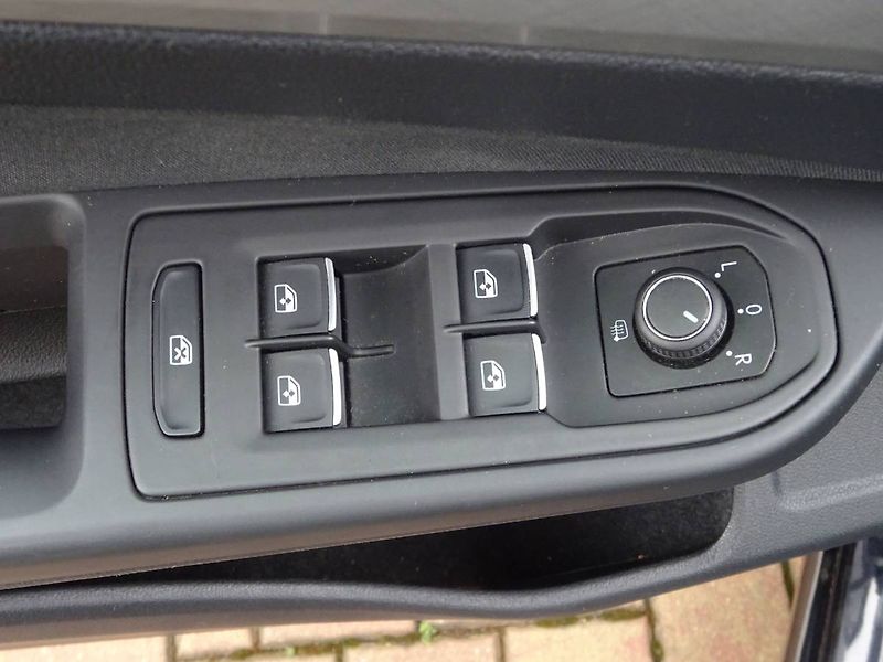 Volkswagen Golf (2022) 1,0 TSi/ 81kW  Life - fotka 20 z 28