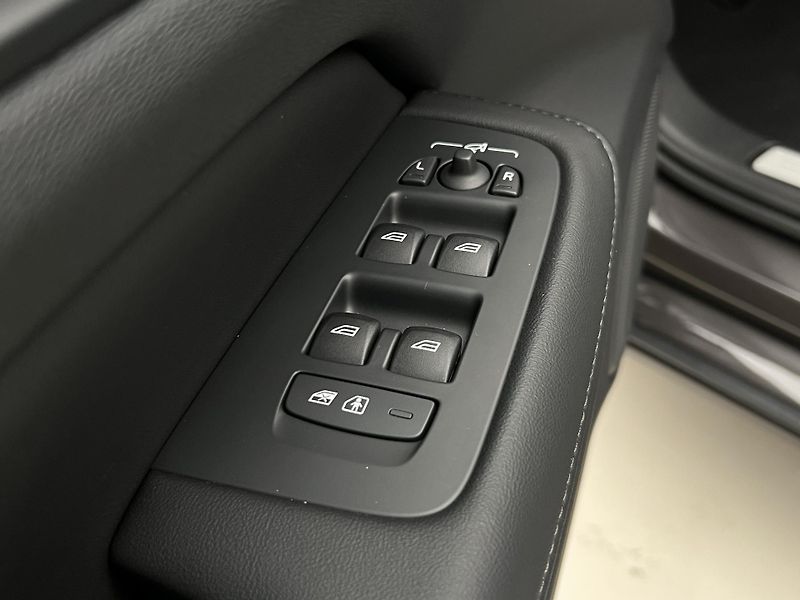 Volvo V60 B4 DARK PLUS AUT - fotka 44 z 45