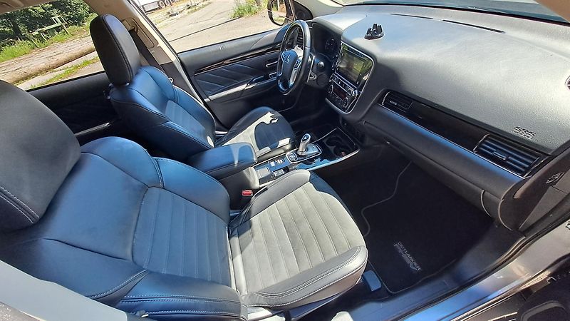 Mitsubishi Outlander 2.4 PHEV 4WD Business - fotka 7 z 28