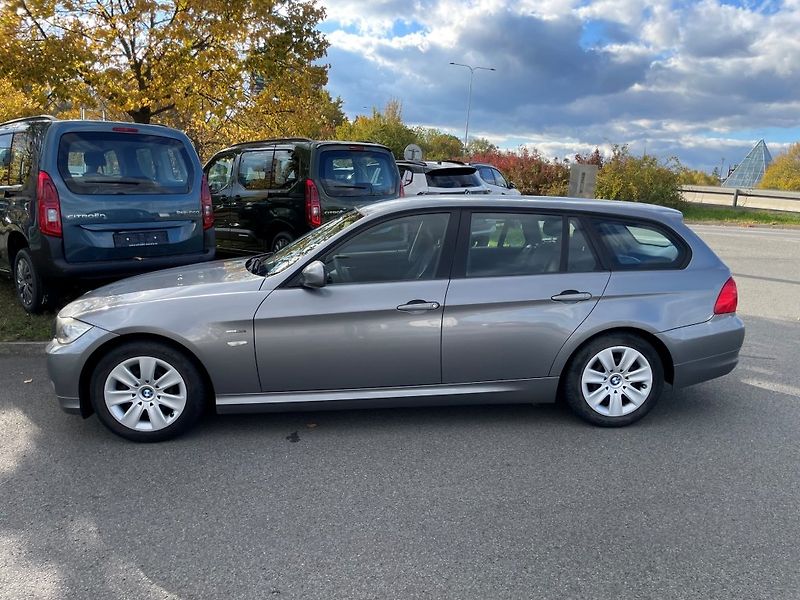 BMW Řada 3 320d Touring - fotka 2 z 30