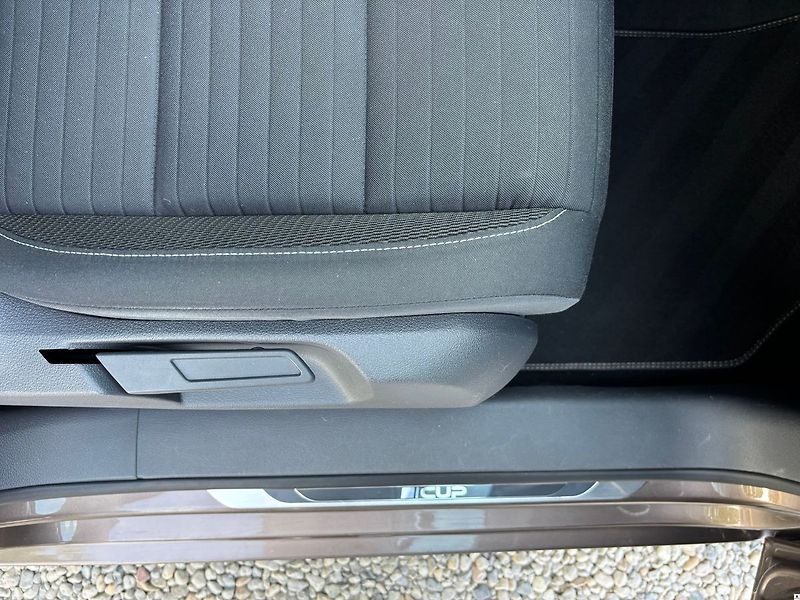 Volkswagen Touran 1.4TSI-103KW.DSG.7MÍST.ZÁRUKA - fotka 39 z 51