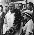 Louis Chiron a vavřínovým věncem a Eliškou Junkovou na Masarykově okruhu v Brně v roce 1932. Foto: Wikimedia Commons, neznámý autor, CC BY 4.0