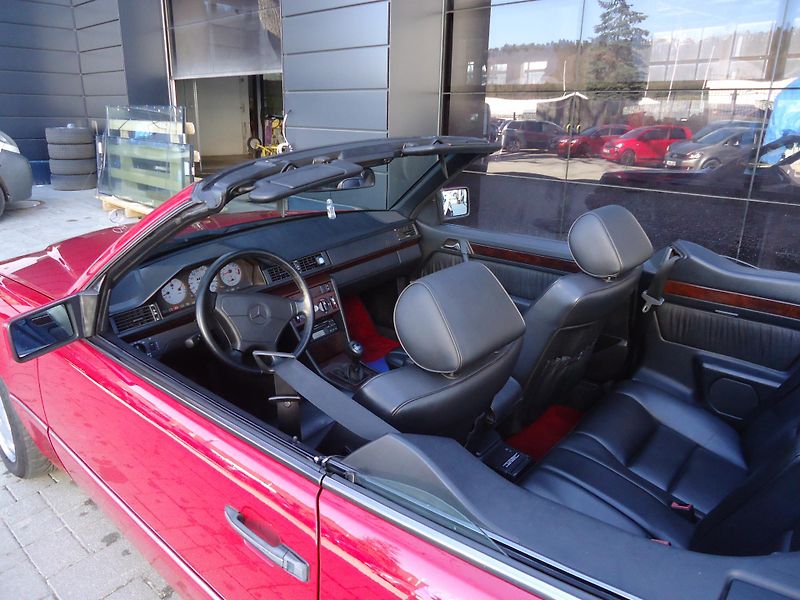 Mercedes-Benz 124 (1995) E200 kabriolet  - fotka 23 z 49