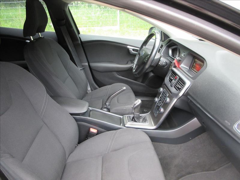 Volvo V40 1,6 D D2, 84Kw, Klima, park.sy - fotka 13 z 28