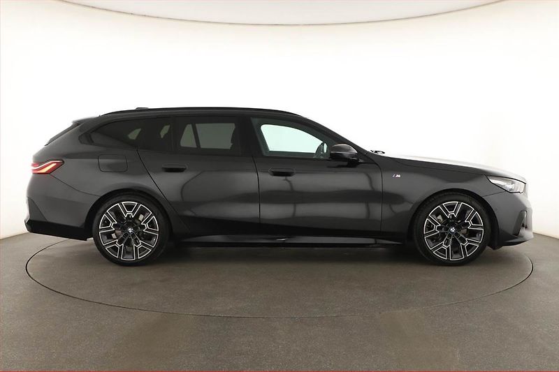 BMW Řada 5 (2025) 520d xDrive, M Sport, Navigace - fotka 6 z 21