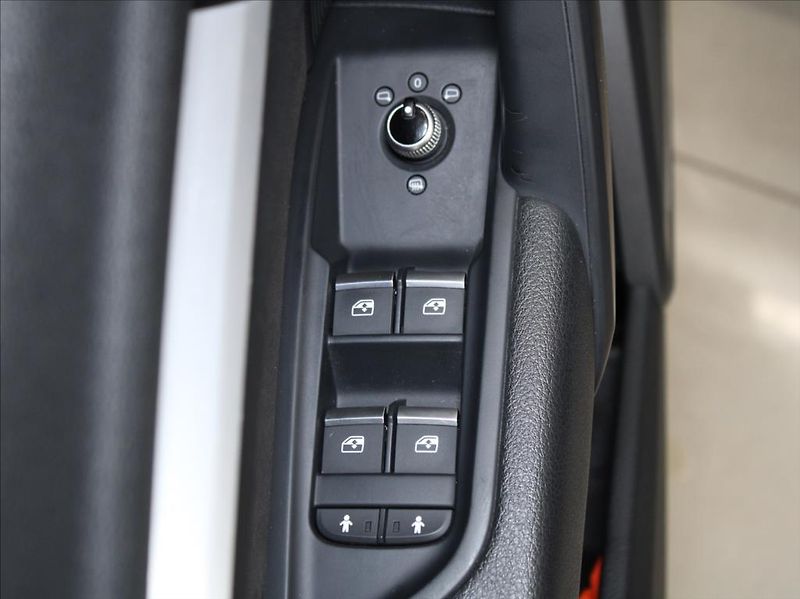 Audi Q5 2,0 eTFSi 270kW S-Line Vzduch - fotka 16 z 27