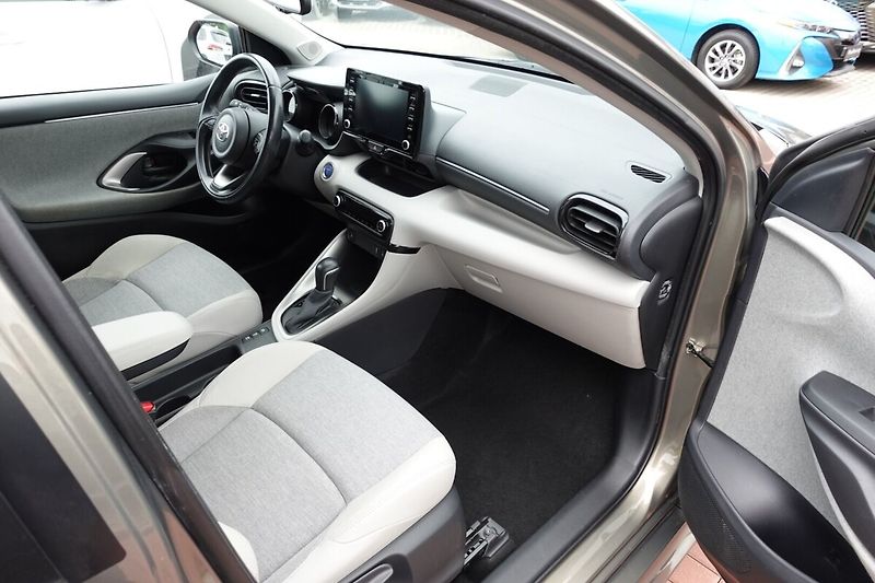 Toyota Yaris 1.5 HEV  Executive - fotka 12 z 29