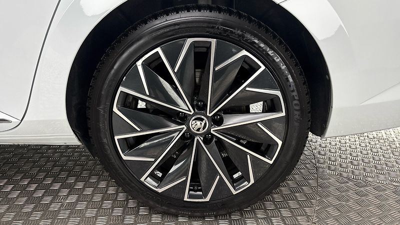 Škoda Superb 2.0 TDI DSG L&K Combi - fotka 19 z 35