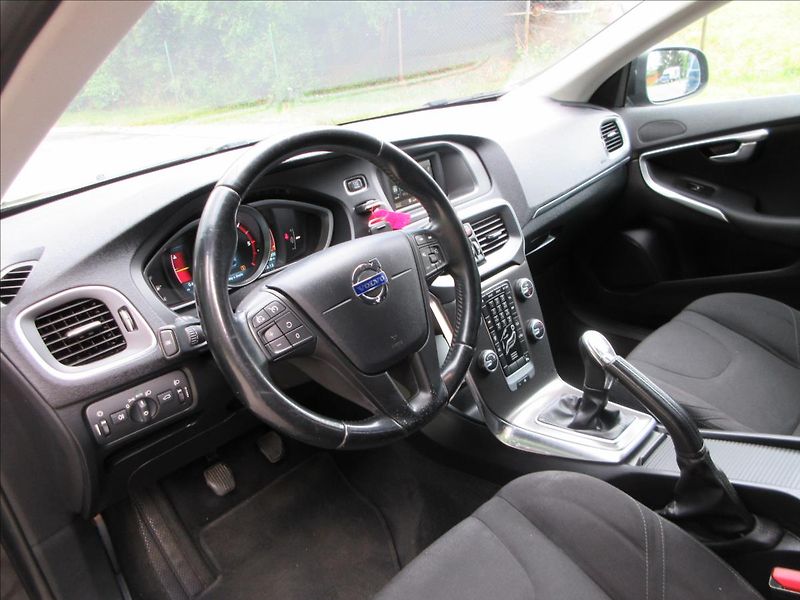 Volvo V40 1,6 D D2, 84Kw, Klima, park.sy - fotka 12 z 28
