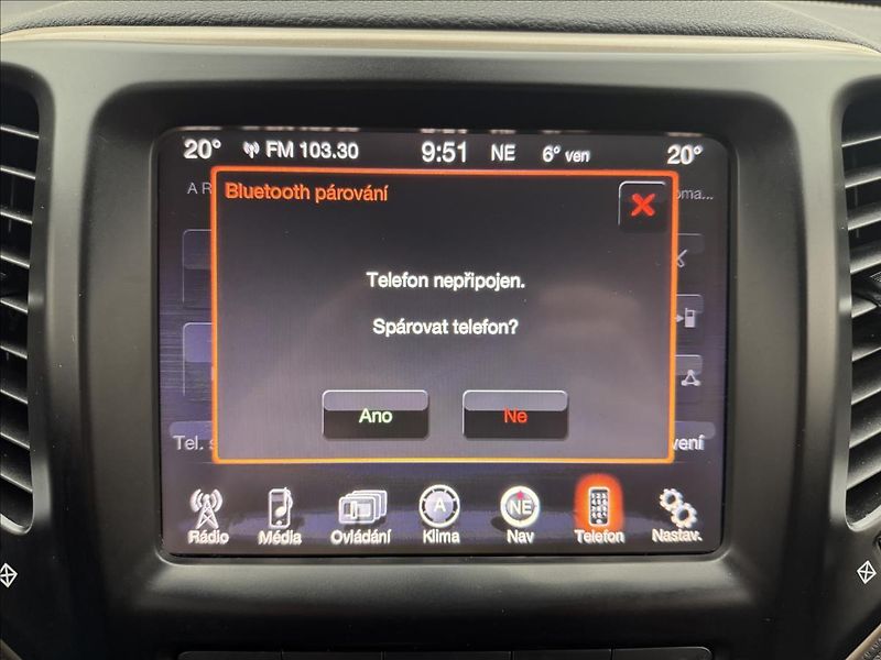 Jeep Cherokee 2,0 103kW 4X4 AC NAVI SENZORY - fotka 16 z 41