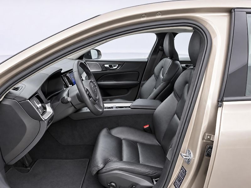Volvo S60 2,0 B5 184kW Ultimate Dark DPH - fotka 11 z 31