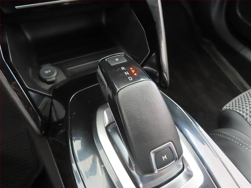 Peugeot 2008 (2022) 1.2 PureTech - fotka 13 z 15