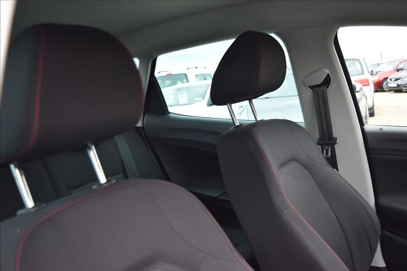 Seat Ibiza 1,2 i 66KW FR-LINE NÍZKÉ KM - fotka 36 z 39
