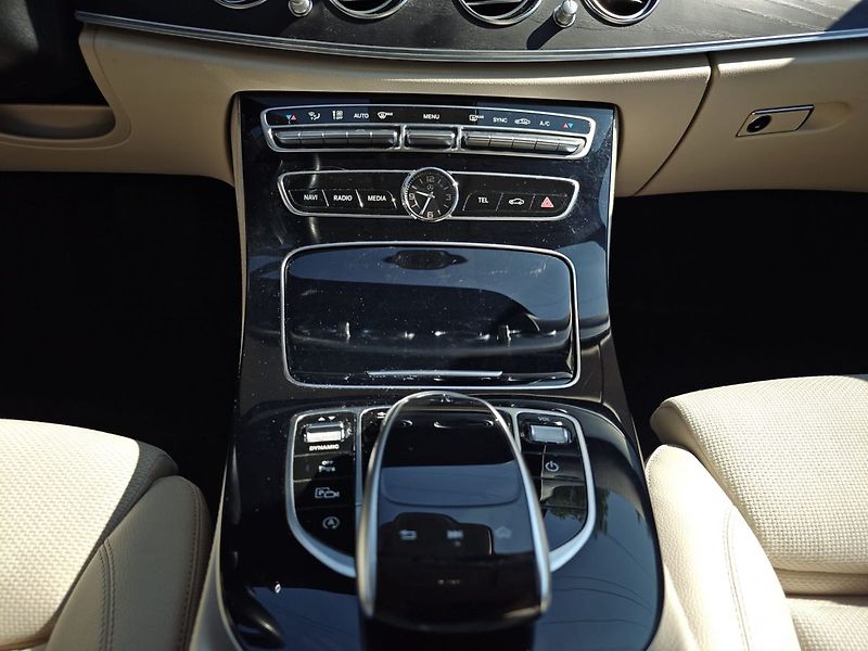 Mercedes-Benz Třídy E EXCLUSIVE 4MATIC - fotka 13 z 18