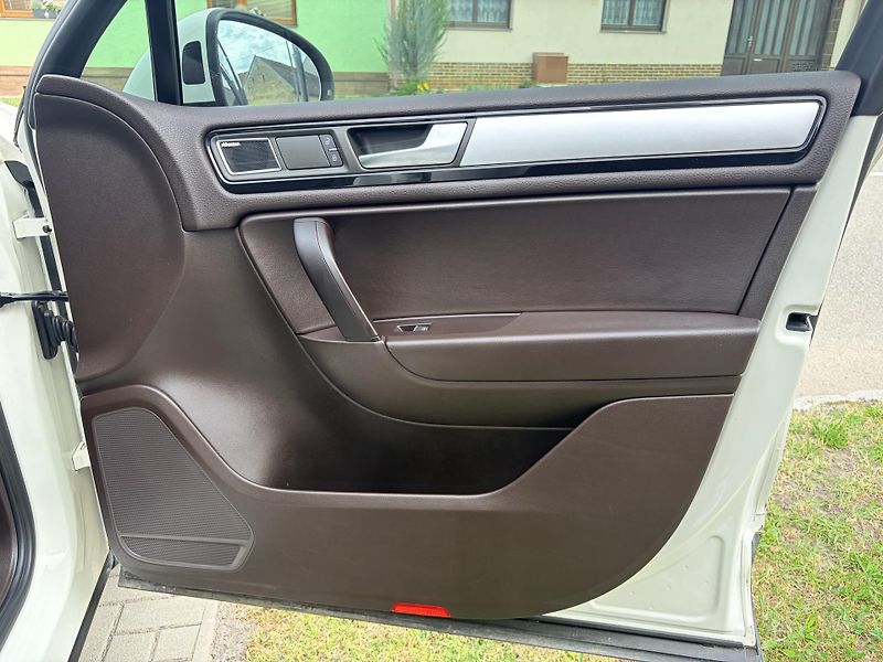 Volkswagen Touareg 3.0TDI V6 DSG 4x4 VZDUCH - fotka 38 z 56