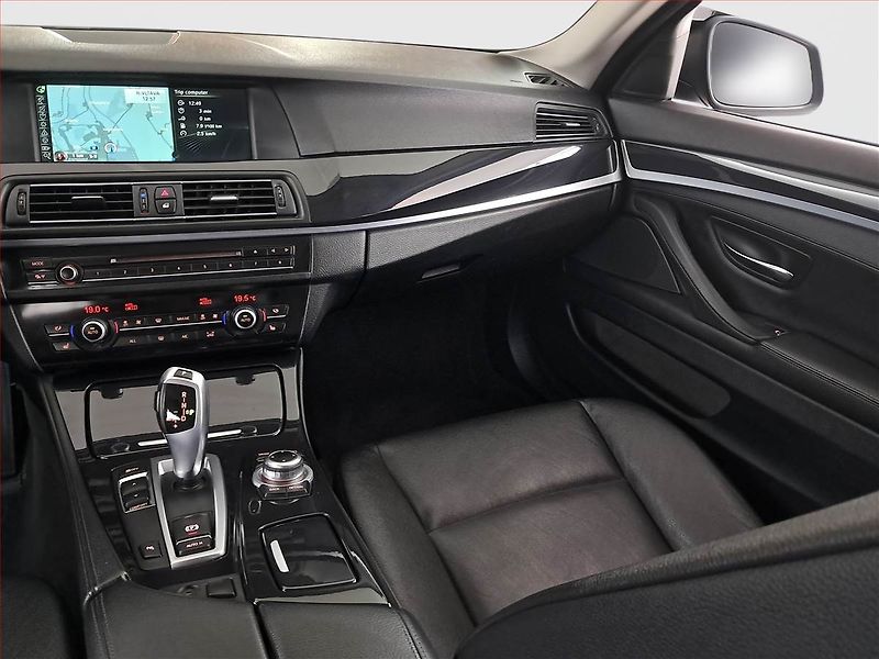 BMW Řada 5 (2012) 520d, Automat, Kůže, Navi - fotka 8 z 23