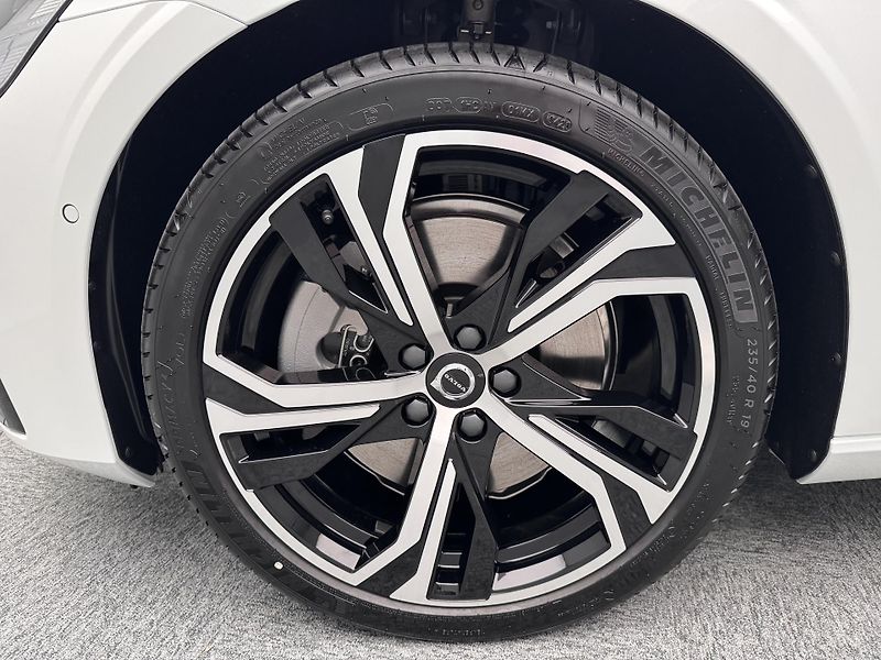 Volvo V60 (2026) T6 AWD Plug-in DARK ULTRA - fotka 16 z 24