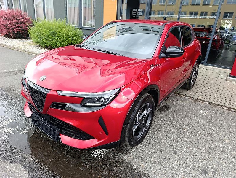 Alfa Romeo Junior (2026) Sport Speciale 1.2 Turbo Hybr. - fotka 3 z 34