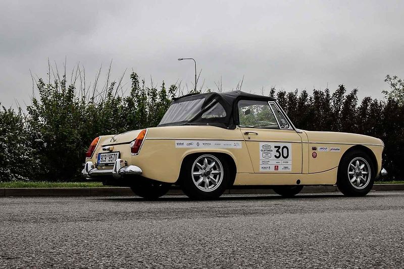 Všichni účastníci s vozy v cíli druhého ročníku Oldtimer Expressu, který mířil z Prahy do řeckých Atén.