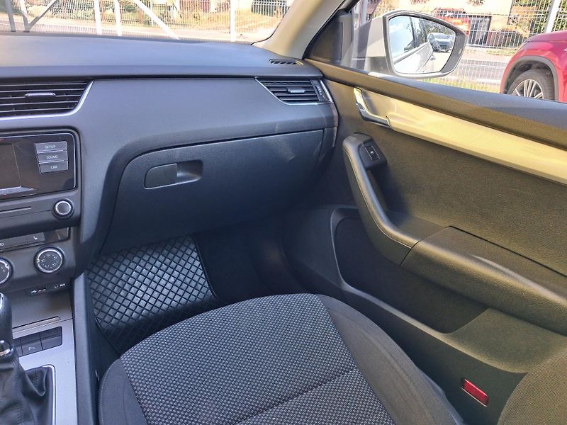 Škoda Octavia (2014) 2,0TDi 110kw ČR  DSG VYHŘ. SED - fotka 22 z 35
